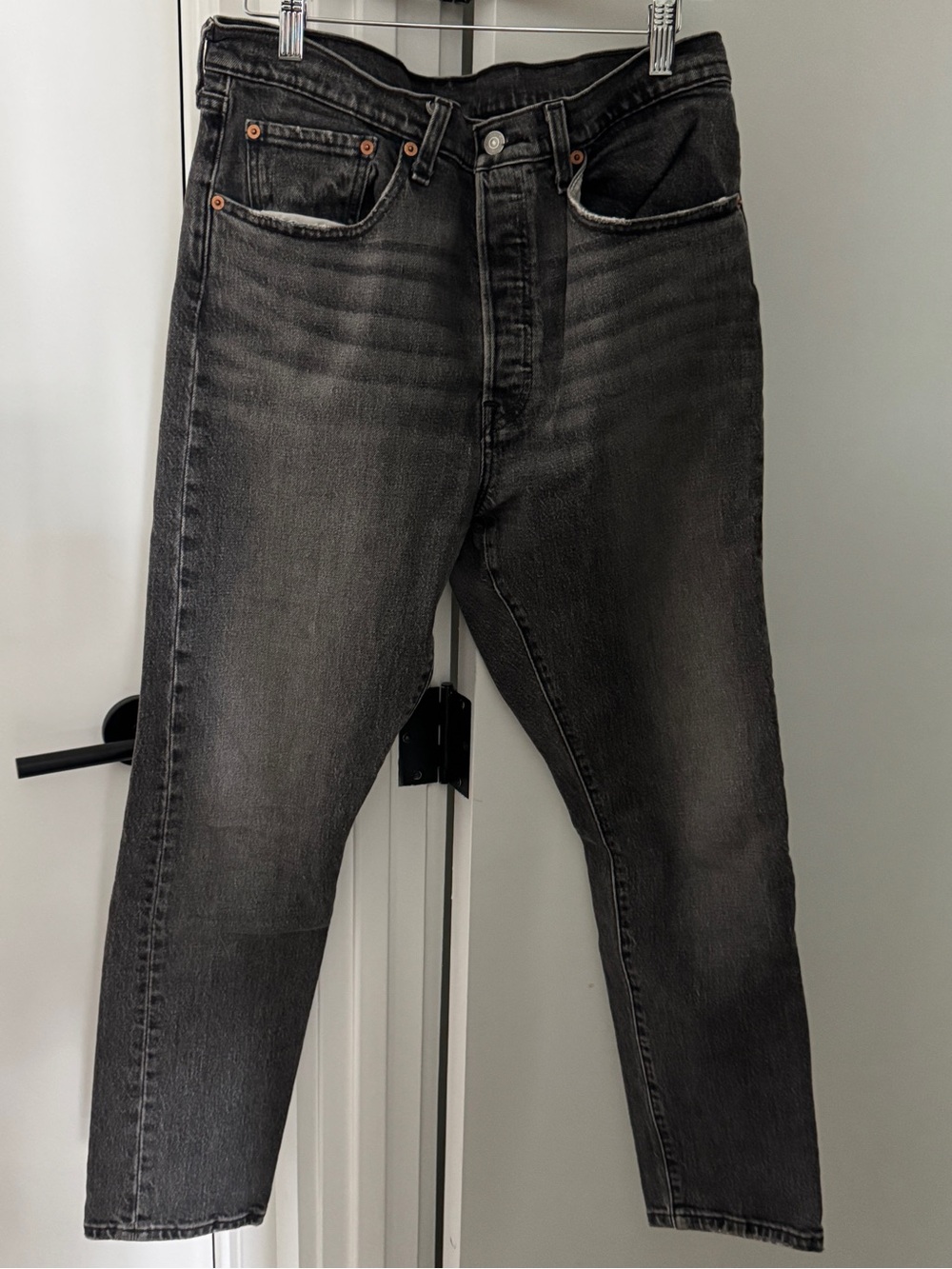 Women’s 501 Levi’s straight dark grey Washed Jeans.